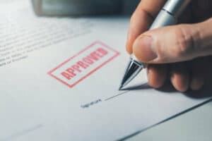 foglio di una certificazione antincendio approvata, con mano del responsabile che la firma