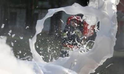 immagine di pompiere che estingue l'incendio con un estintore a schiuma