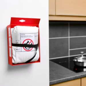 coperta antifiamma, mostrate come potrebbero essere appese a una parete accanto a un fornello da cucina, pronte per essere utilizzate in caso di necessità.