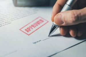 foglio di una certificazione antincendio approvata, con mano del responsabile che la firma